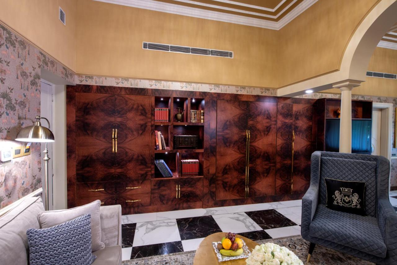 The Claridges New Delhi Ξενοδοχείο Εξωτερικό φωτογραφία A living room in the hotel