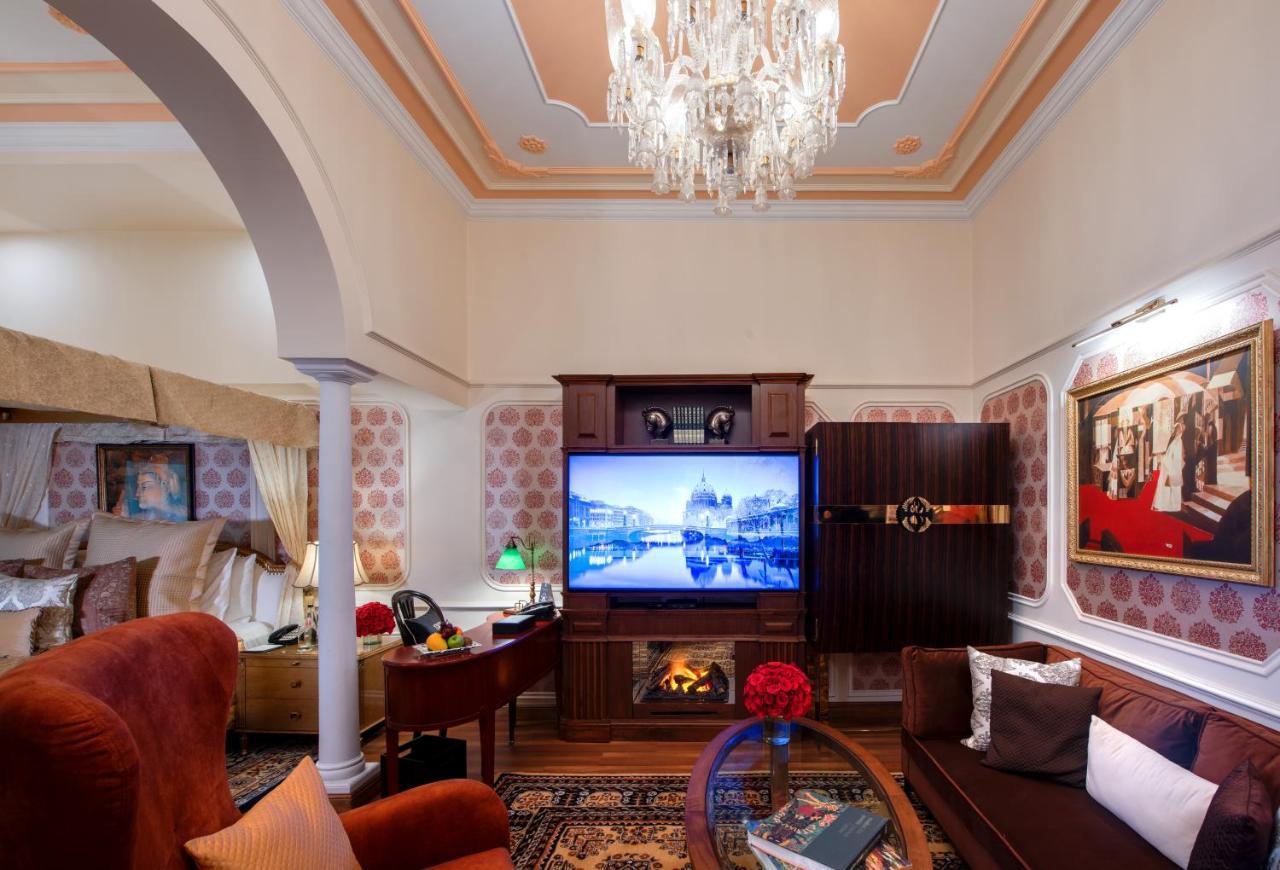 The Claridges New Delhi Ξενοδοχείο Εξωτερικό φωτογραφία A living room in the Imperial Suite