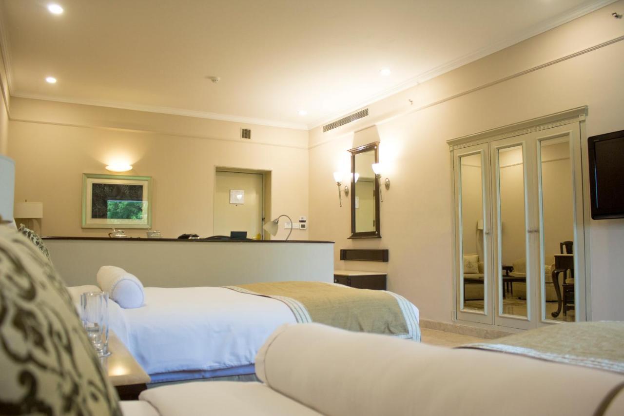 The Claridges New Delhi Ξενοδοχείο Εξωτερικό φωτογραφία A room at the hotel